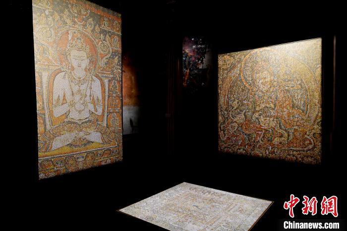 3月31日，觀眾欣賞展覽中的作品?！±盍?攝