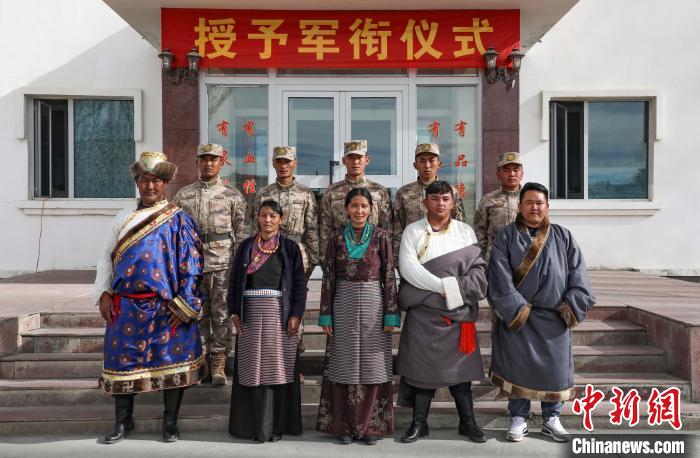 圖為列兵代表與親人合影留念?！詵| 攝