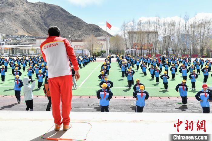 圖為學(xué)生在跳繩教練齊景龍的指導(dǎo)下做準備運動?！∝暩聛硭?攝