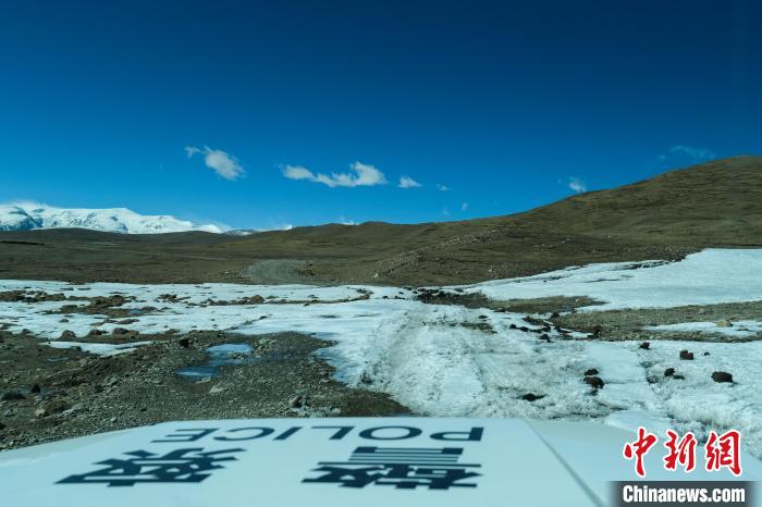 4月5日，普瑪江塘邊境派出所巡邏車通過冰河路段?！〗w波 攝