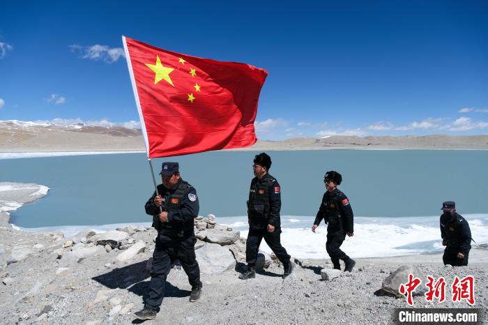 4月5日，普瑪江塘邊境派出所民輔警進(jìn)行邊境巡邏。　江飛波 攝