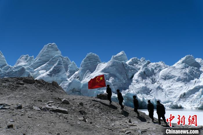 4月5日，普瑪江塘邊境派出所民輔警巡邏至四零冰川附近。　江飛波 攝