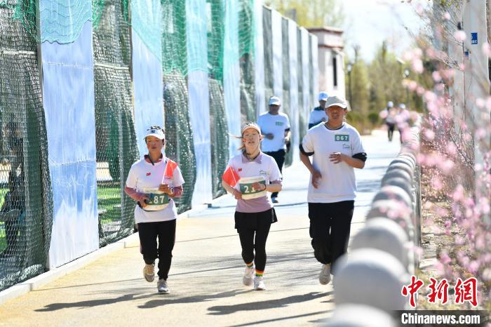 圖為5公里歡樂跑現(xiàn)場(chǎng)?！∝暩聛硭?攝