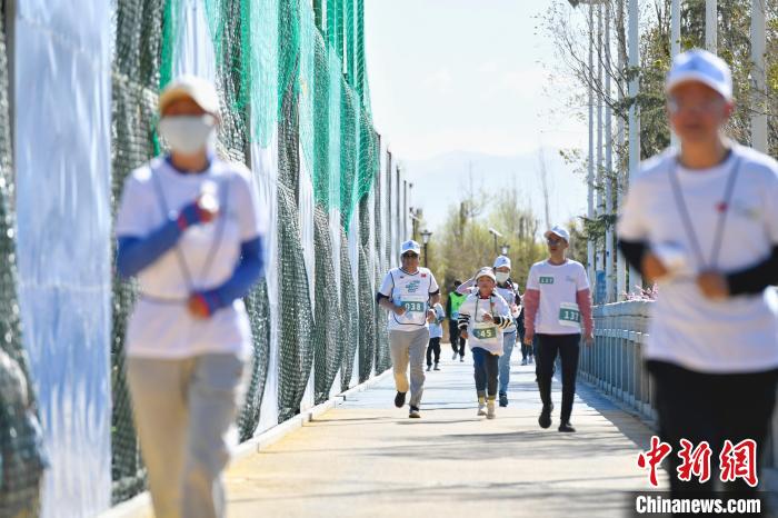 圖為5公里歡樂跑現(xiàn)場(chǎng)。　貢嘎來松 攝
