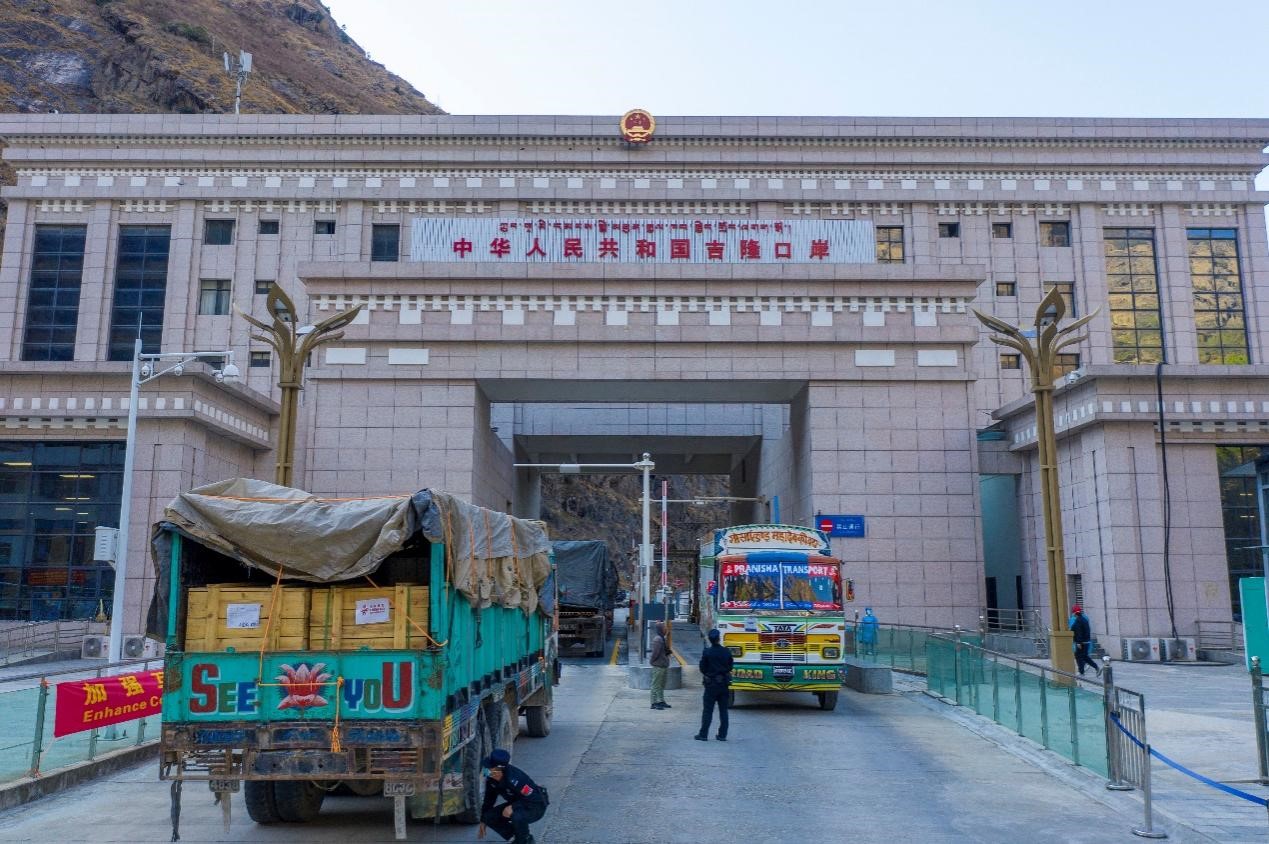 吉隆口岸移民管理警察正在檢查出入境車輛。人民網(wǎng)記者 唐宋攝