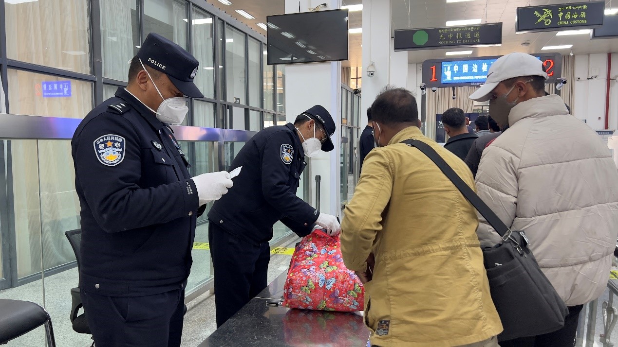 吉隆口岸移民管理警察正在對行李物品進(jìn)行檢查。人民網(wǎng)記者 唐宋攝