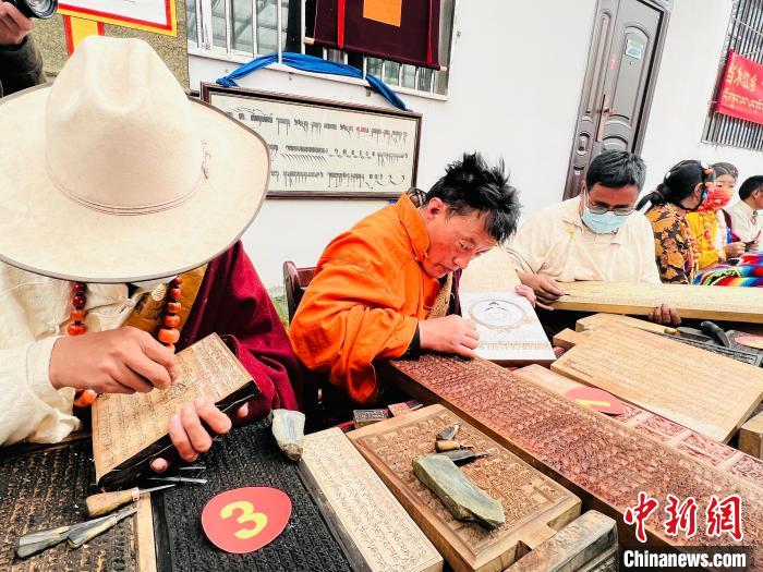 圖為2022年，聶榮縣當(dāng)木江鄉(xiāng)“鄉(xiāng)村振興那曲奮進(jìn)”活動(dòng)雕刻比賽現(xiàn)場(chǎng)。資料圖 那曲市“鄉(xiāng)村振興 那曲奮進(jìn)”活動(dòng)辦供圖