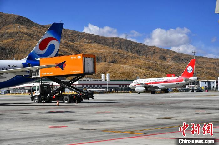 圖為藍天下的高原機場?！≈芎?攝