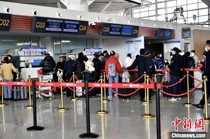 圖為旅客辦理登機手續(xù)?！≈芎?攝