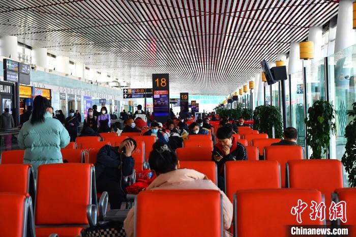 圖為旅客在機場候機室等待登機。　周航 攝