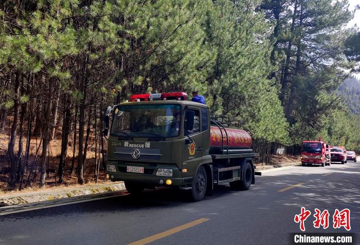 林芝市森林消防支隊米林中隊在米林縣一帶開展灑水增濕作業(yè)?！≮w健宇 攝