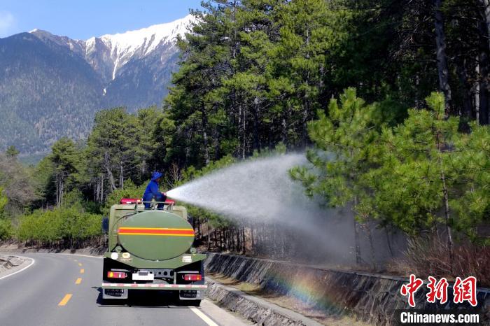 林芝市森林消防支隊米林中隊在米林縣一帶開展灑水增濕作業(yè)?！≮w健宇 攝