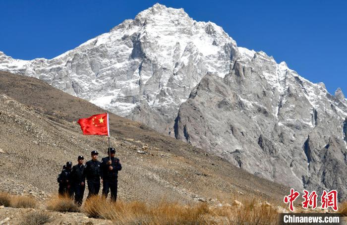 底雅邊境派出所民警夏永軍(右一)在巡邏中?！±盍?攝