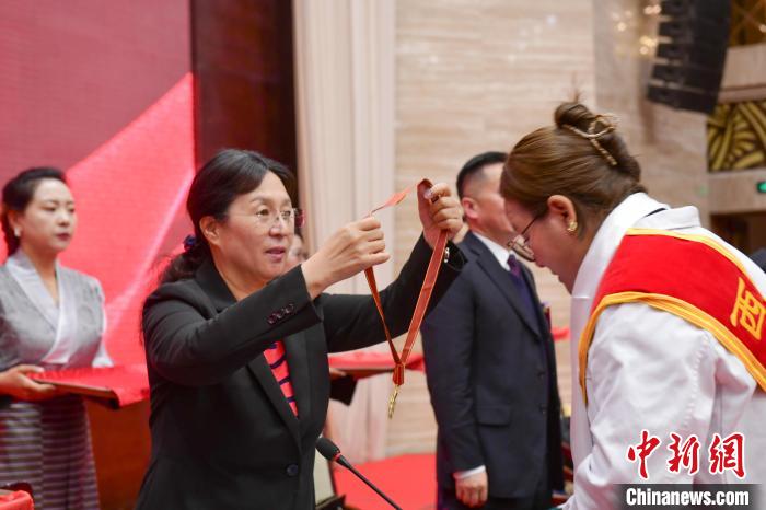 西藏舉辦“西藏十佳醫(yī)生、十佳護(hù)士”“西藏健康衛(wèi)士”表彰大會(huì)