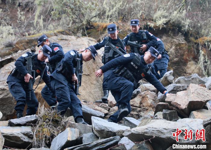 山南邊境管理支隊玉麥邊境派出所民警在邊境巡邏途中穿過亂石區(qū)?！∴嶇?攝