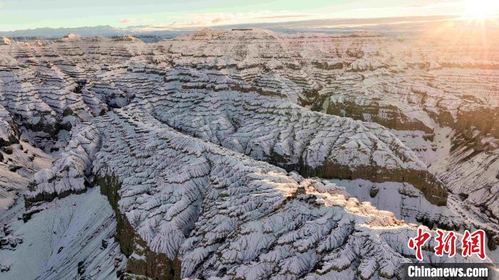 圖為參展攝影師拍攝的西藏阿里札達(dá)土林雪后風(fēng)光?！≈鬓k方 供圖