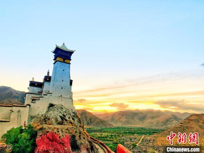 圖為西藏第一座宮殿——山南雍布拉康。　張巍 攝