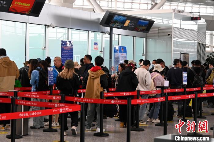 圖為“五一”期間，拉薩貢嘎機場旅客密集出行?！≡黝D珠 攝