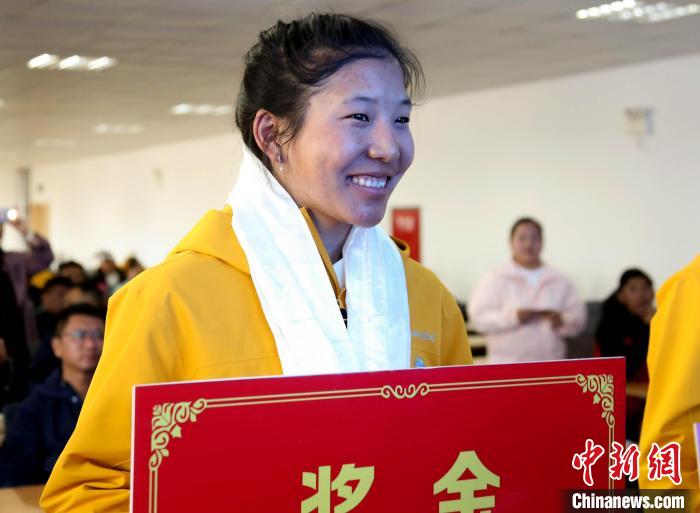 玉珍拉姆上臺(tái)領(lǐng)獎(jiǎng)?！∝暣_ 攝