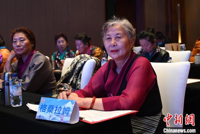 圖為西藏銀發(fā)旅游產品體驗團老年代表?！≮w朗 攝
