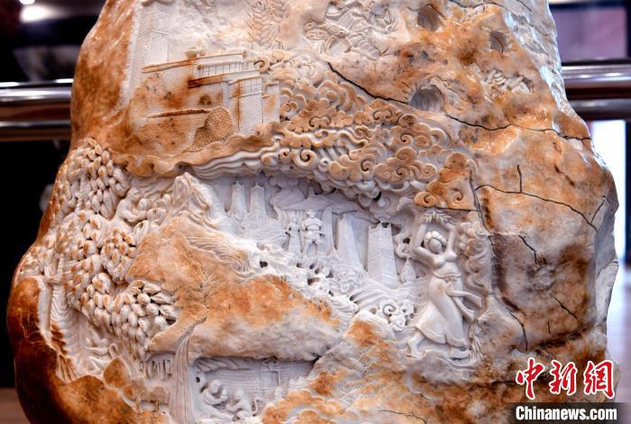 圖為5月16日，展覽中的漢白玉雕作品《猴子變?nèi)恕贰！±盍?攝