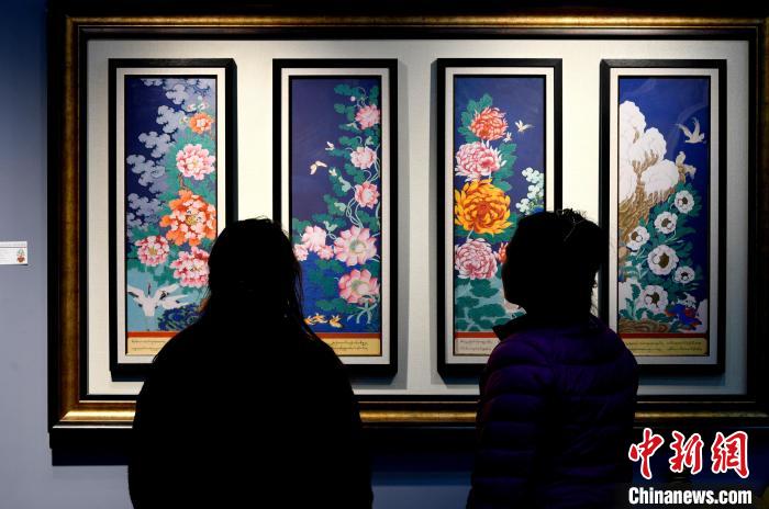 圖為5月16日，觀眾正在欣賞展覽中的新創(chuàng)唐卡作品?！±盍?攝
