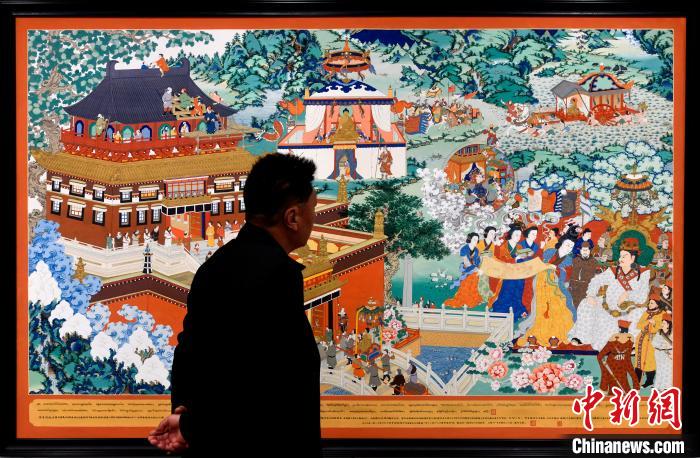 圖為5月16日，觀眾正在欣賞展覽中的新創(chuàng)唐卡作品?！±盍?攝
