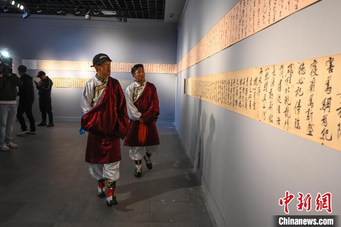 圖為學生參觀黃庭堅書法文獻展?！≮w朗 攝