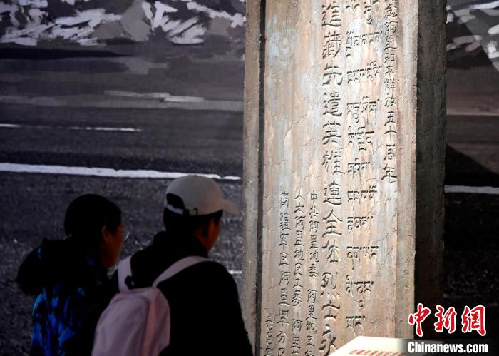 圖為5月18日，觀眾正在欣賞展覽。　李林 攝