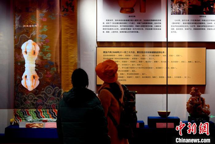 圖為5月18日，觀眾正在欣賞展覽?！±盍?攝