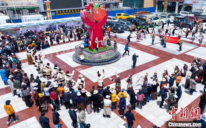 圖為“極地那曲 天際之旅”2023西藏那曲“中國(guó)旅游日”音樂(lè)美食嘉年華活動(dòng)現(xiàn)場(chǎng)?！∧乔形幕吐糜尉止﹫D