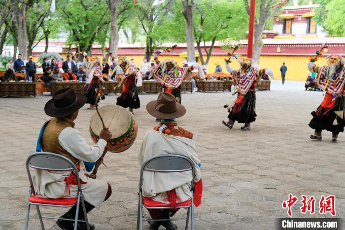 中國西藏發(fā)展論壇中外參訪嘉賓在拉薩羅布林卡觀藏戲、品卡塞