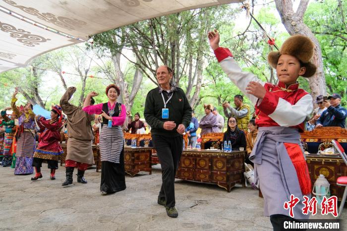 英國籍嘉賓柯馬凱(Michael Crook)加入鍋莊舞隊伍?！〗w波 攝