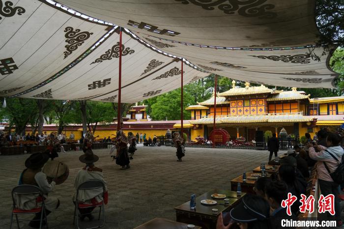 圖為當(dāng)日拉薩羅布林卡?！〗w波 攝