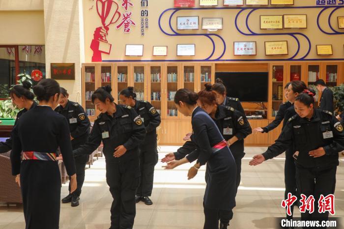 日喀則火車站客運(yùn)人員學(xué)習(xí)服務(wù)禮儀。　斗山得 攝