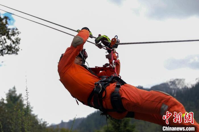 圖為消防員開展斜向救援訓(xùn)練?！抢倮?攝