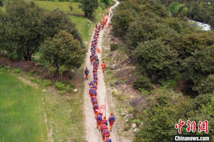 圖為西藏林芝森林消防員穿越山林。　馮怡凡 攝