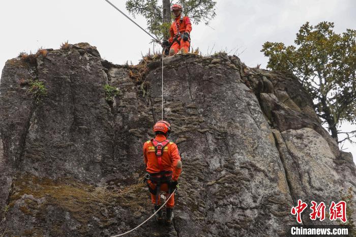 圖為消防員開展崖壁滑降訓(xùn)練?！抢倮?攝