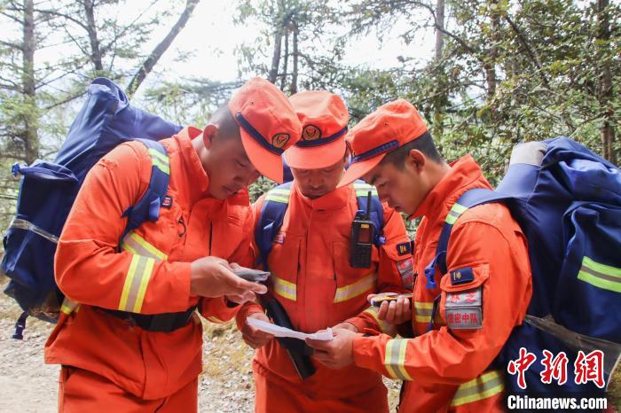 圖為消防員開展野外按圖行進(jìn)訓(xùn)練。　吳蕾蕾 攝