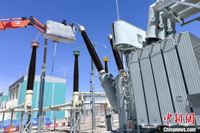 國(guó)網(wǎng)西藏電力組織檢修人員對(duì)設(shè)備進(jìn)行全面體檢?！?guó)網(wǎng)西藏電力有限公司 供圖