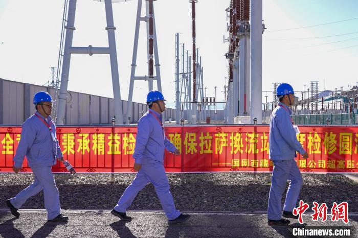 圖為檢修現(xiàn)場(chǎng)?！?guó)網(wǎng)西藏電力有限公司 供圖