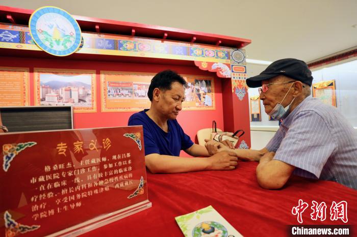 “藏韻瑰寶”藏醫(yī)四部醫(yī)典唐卡珍品展在天津美術館展出，展覽現(xiàn)場藏醫(yī)專家義診受歡迎?！⒖∩n 攝