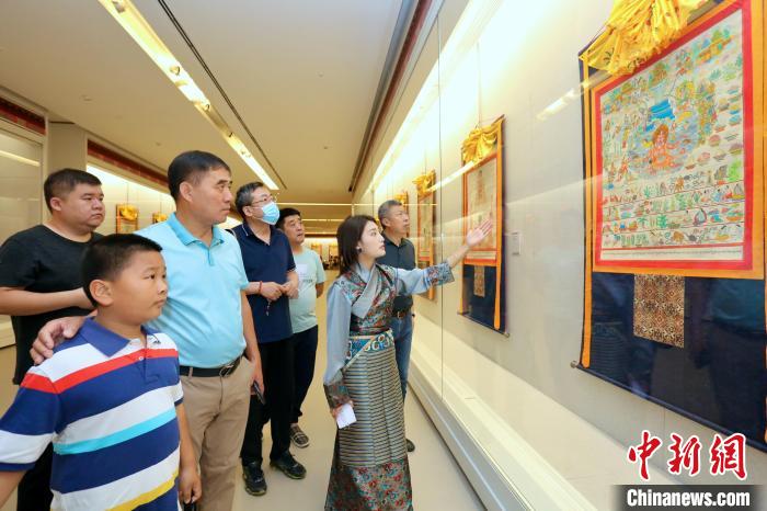 “藏韻瑰寶”藏醫(yī)四部醫(yī)典唐卡珍品展現(xiàn)場?！⒖∩n 攝