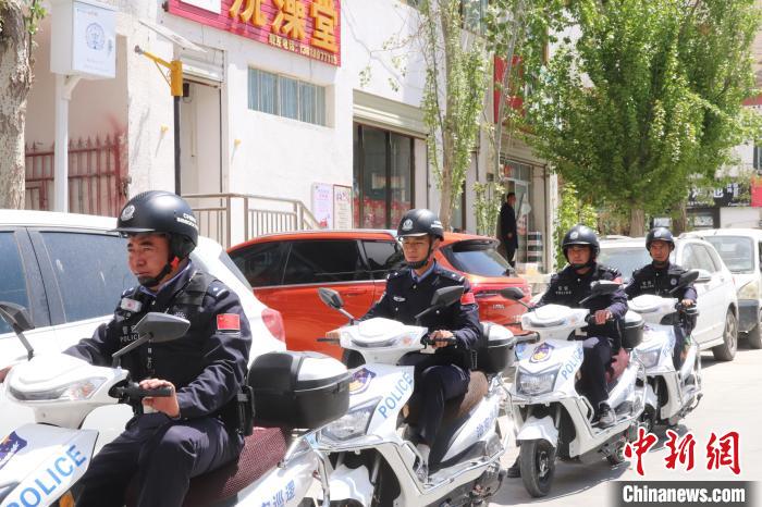 民警騎著電瓶車在轄區(qū)巡邏走訪?！↑S創(chuàng)偉 攝