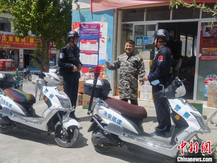 民警對轄區(qū)商鋪進行走訪排查。　黃創(chuàng)偉 攝