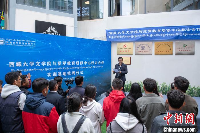 圖為企業(yè)代表發(fā)言?！∝暩聛?lái)松 攝