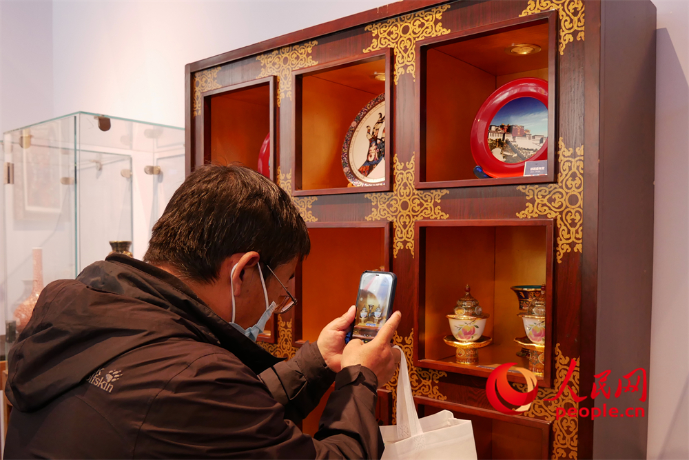 觀眾正在用手機(jī)拍攝展品。人民網(wǎng) 韋衍行攝