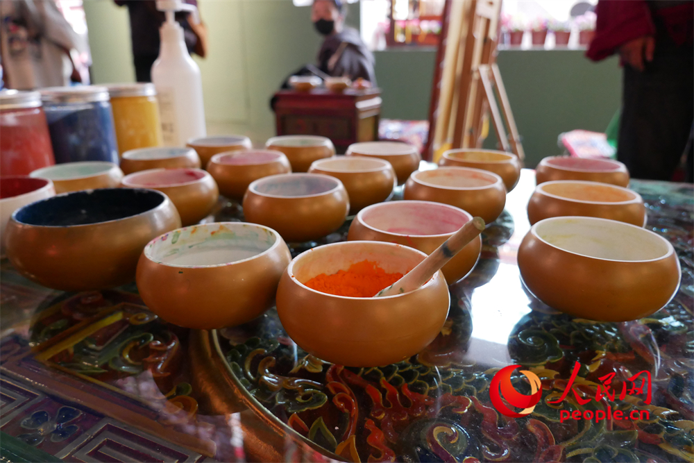 繪制唐卡所用的顏料。人民網(wǎng) 韋衍行攝