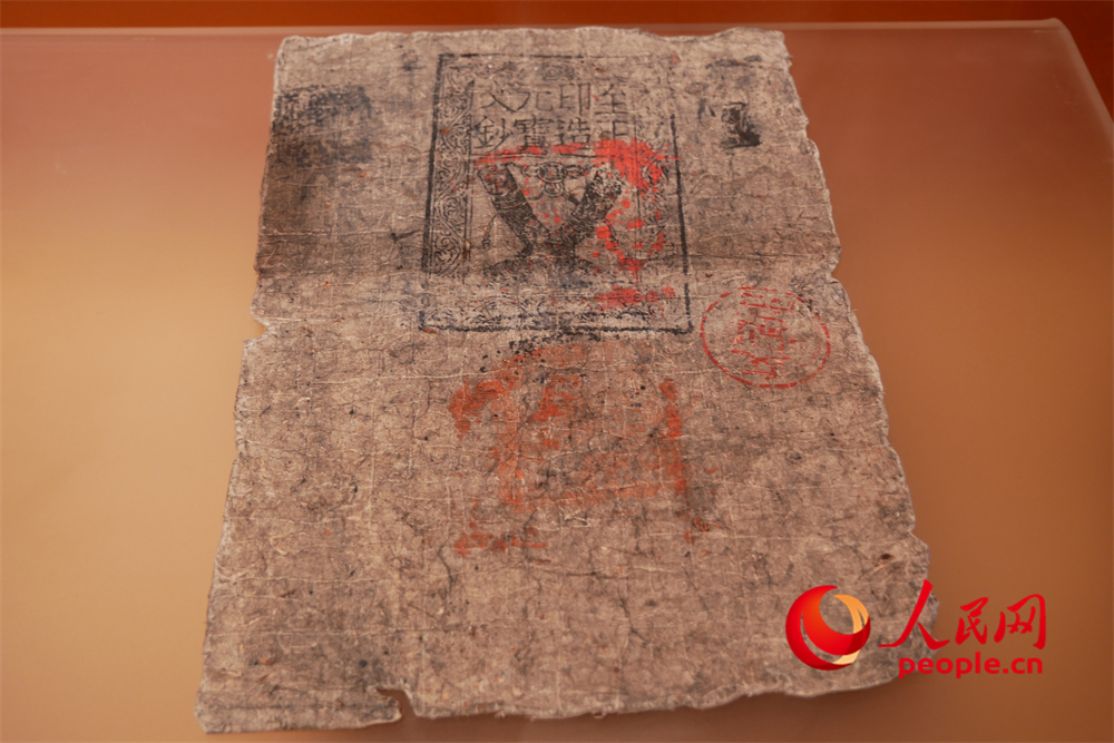 中統(tǒng)元寶交鈔（復(fù)制件）。人民網(wǎng) 韋衍行攝