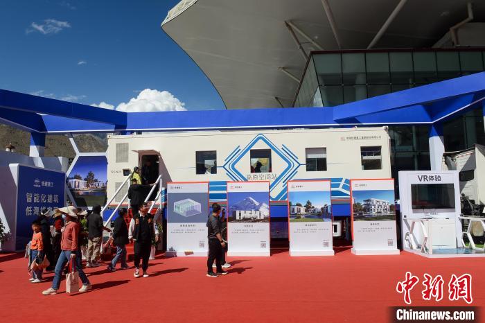 展覽現(xiàn)場，觀眾體驗裝配式增壓增氧建筑?！~ 攝